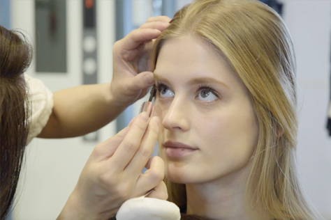 ショウセイグループのフォトスタジオで行う撮影用ヘアメイクの施術シーン。プロのスタイリストが撮影前の仕上げを行っている様子を捉えた写真ク