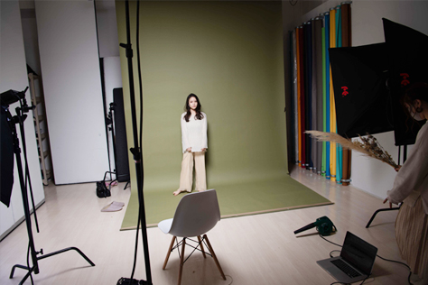 ショウセイグループのフォトスタジオで行われる撮影風景。照明機材や背景紙を備えたスタジオセットでモデル撮影を行っているシーン
